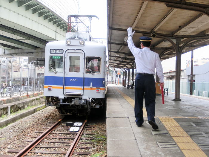 再び去って行く岸里玉出行き。見送る駅員氏